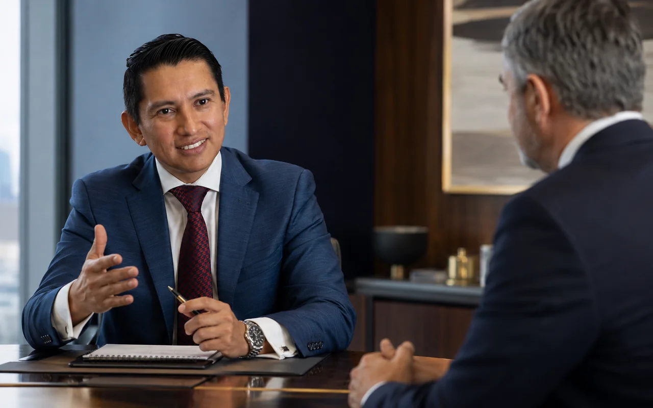 Simón Velásquez durante una conversación de coaching con un ejecutivo