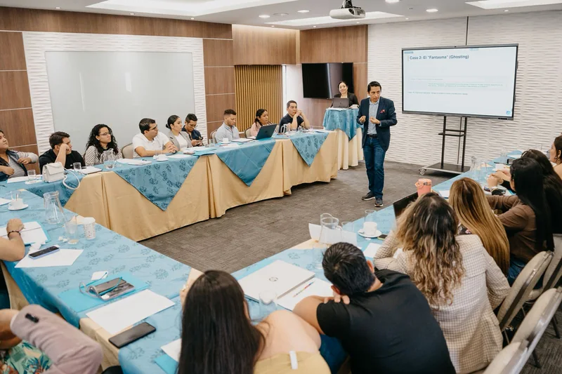 Simón Velásquez facilitando una capacitación corporativa ante un grupo de participantes