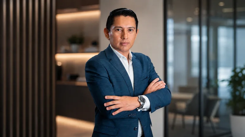 Retrato corporativo de Simón Velásquez