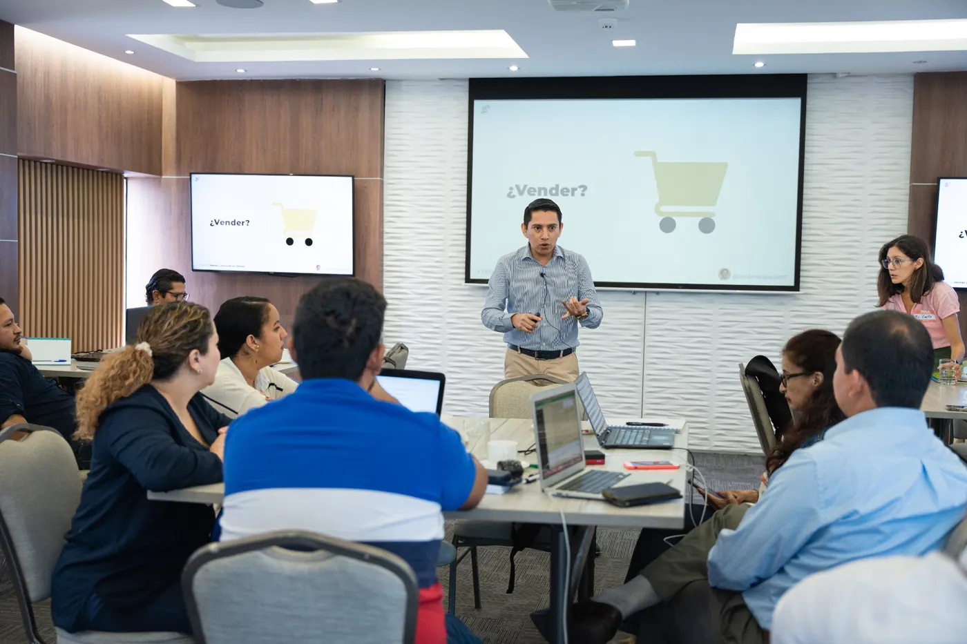 Simón Velásquez exponiendo durante una sesión de capacitación con participantes en sala