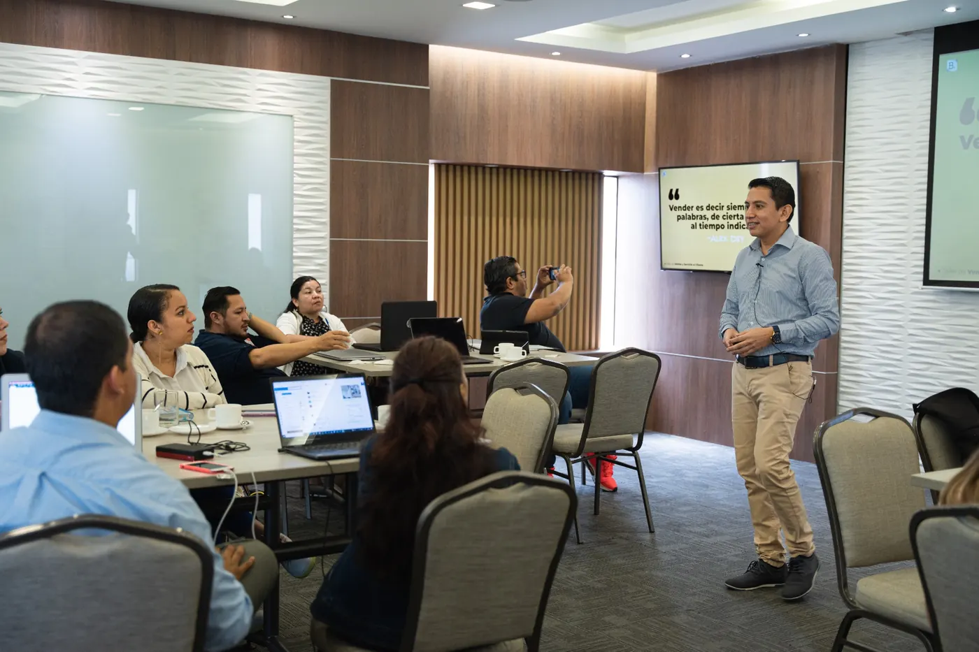 Simón Velásquez facilitando una sesión con participantes en un entorno corporativo