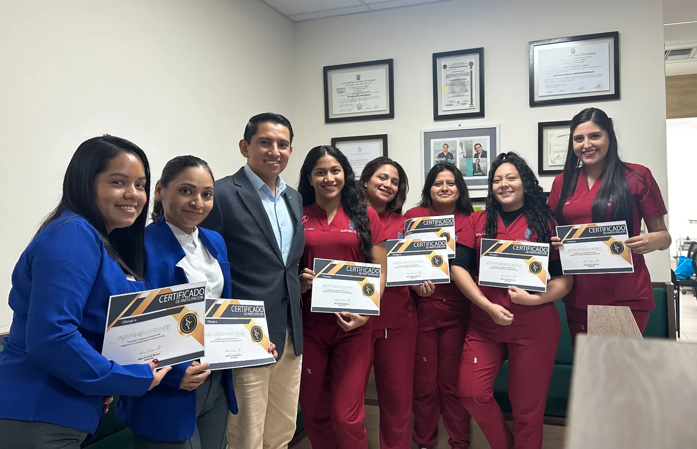 Simón Velásquez junto a un equipo después de un proceso de capacitación y entrega de certificados