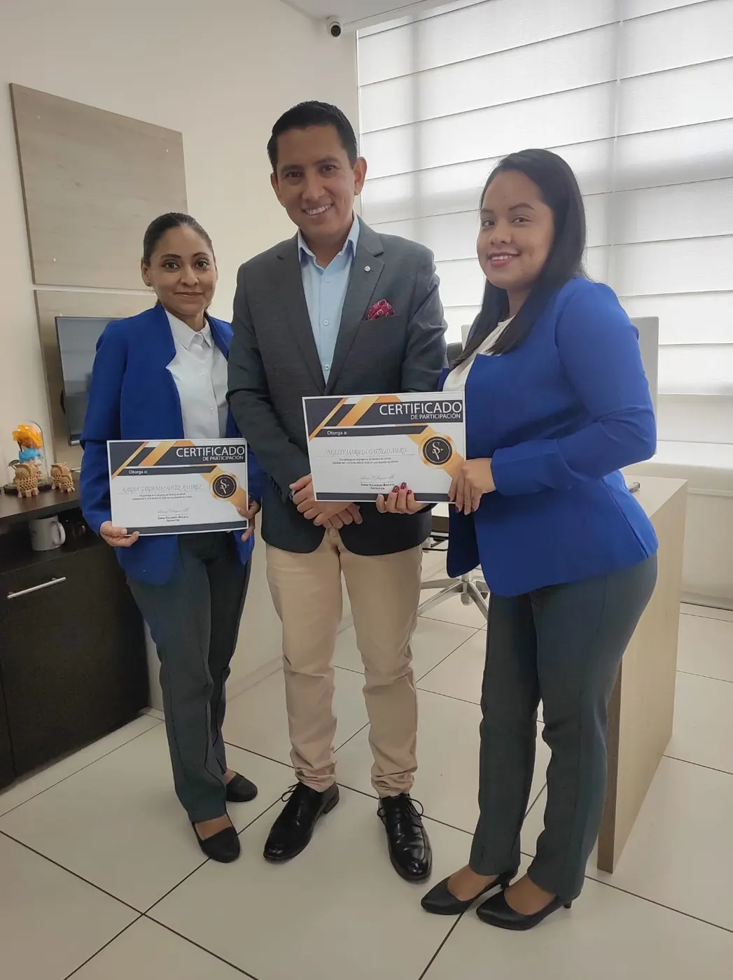 Simón Velásquez junto a participantes con certificados de capacitación