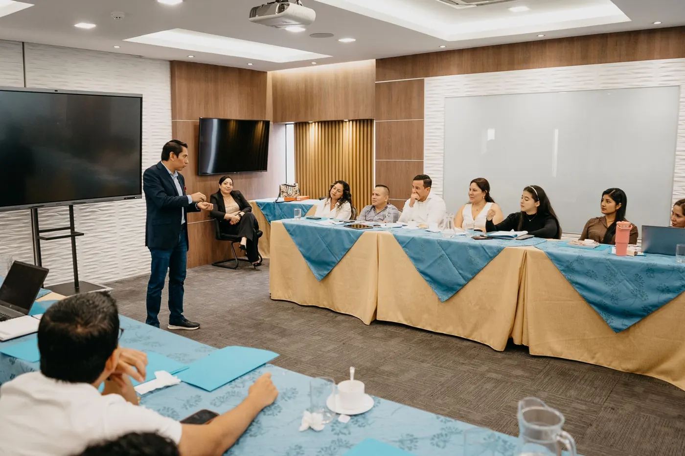 Simón Velásquez facilitando una capacitación frente a un grupo de profesionales