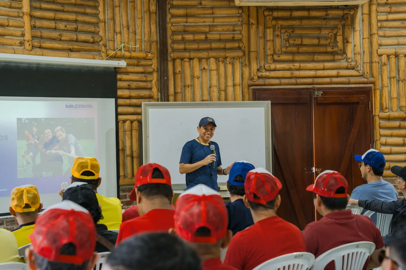 Facilitación de una actividad grupal de desarrollo de equipos en un entorno al aire libre