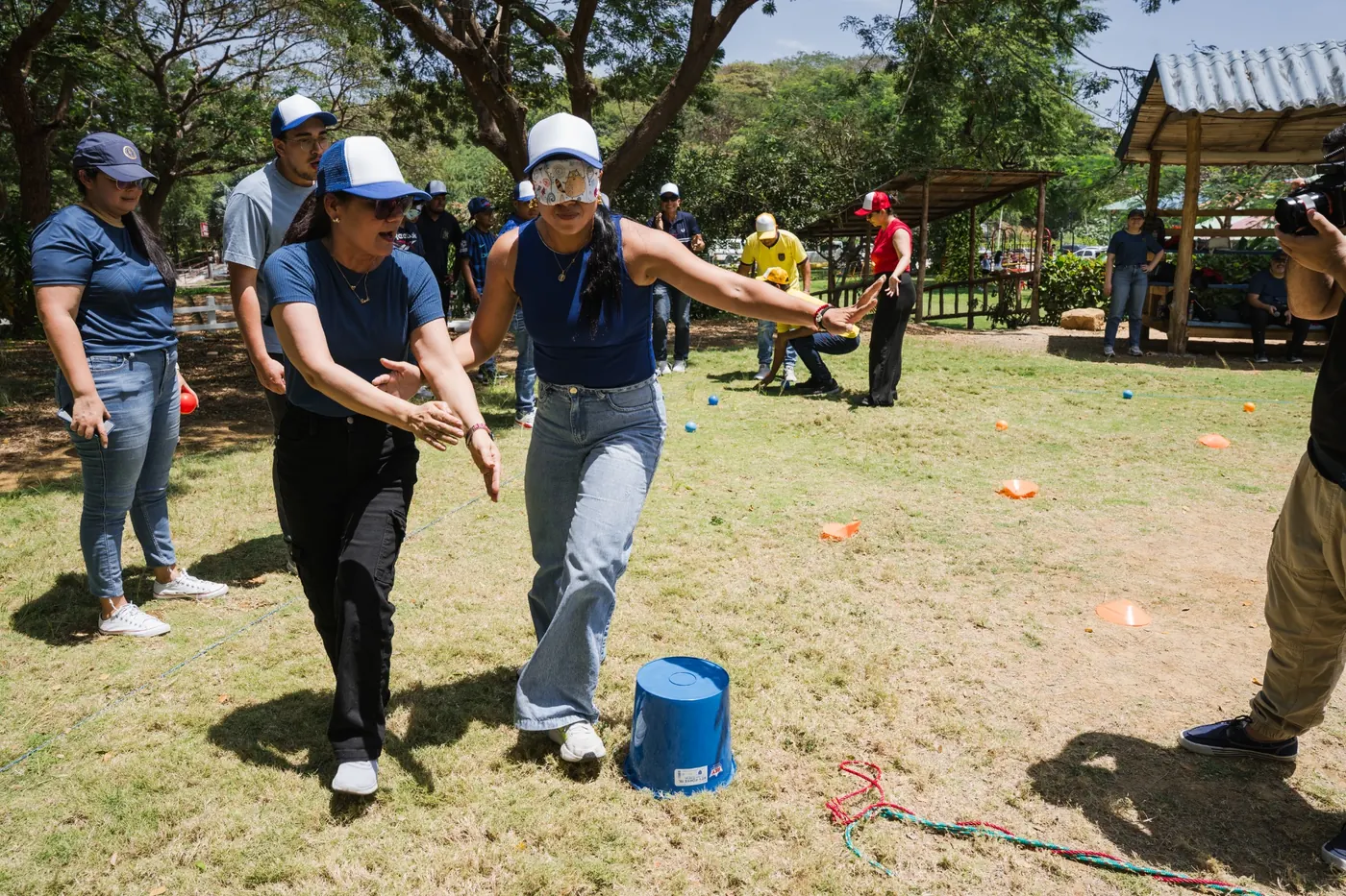 Participantes realizando una dinámica práctica de trabajo en equipo al aire libre