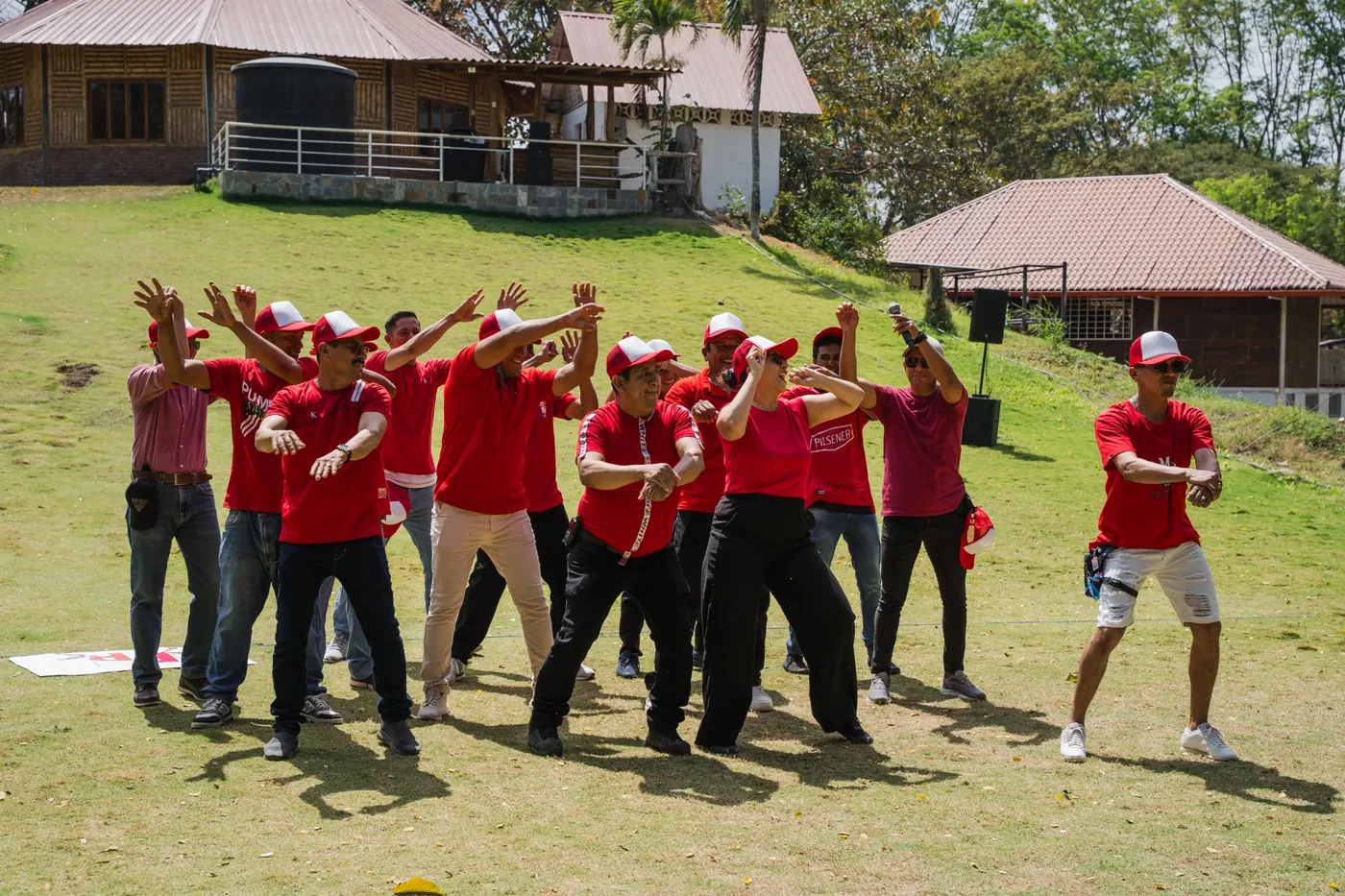 Participantes desarrollando una actividad grupal de integración al aire libre