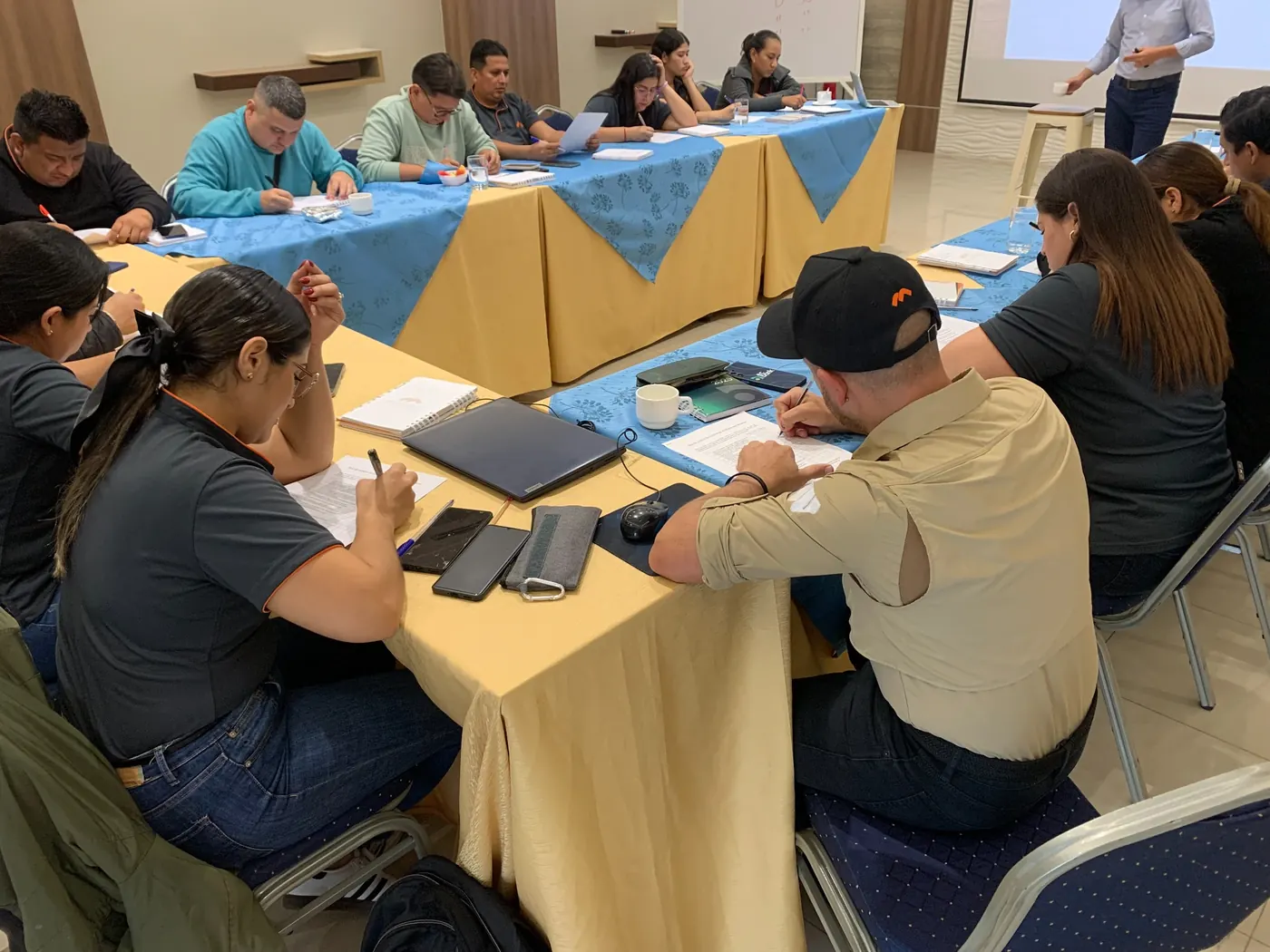 Participantes resolviendo un ejercicio durante una capacitación presencial