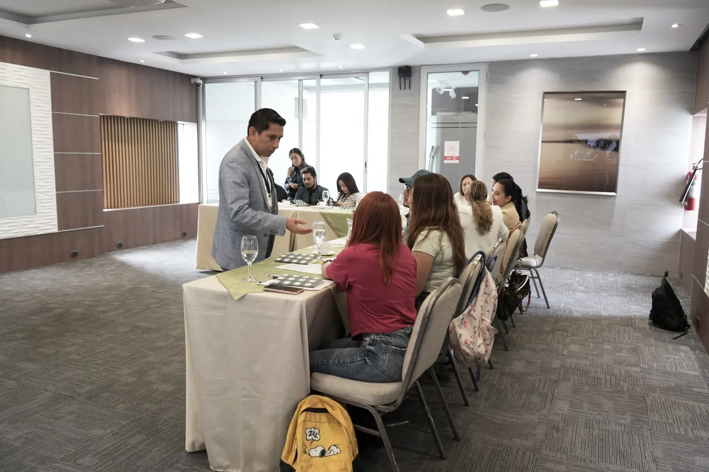 Simón Velásquez conversando con participantes durante una actividad de capacitación