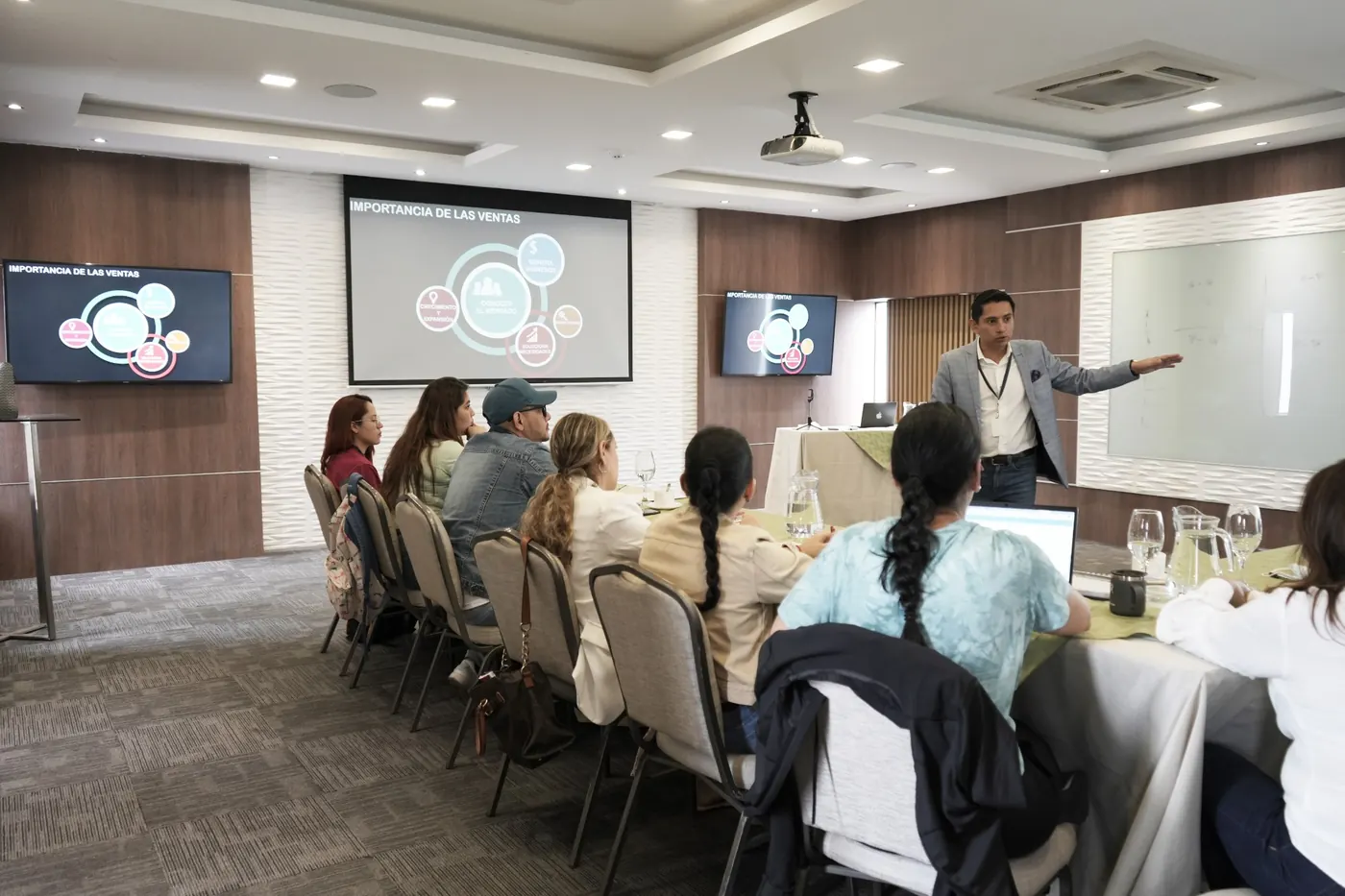Simón Velásquez facilitando una sesión presencial con un equipo profesional